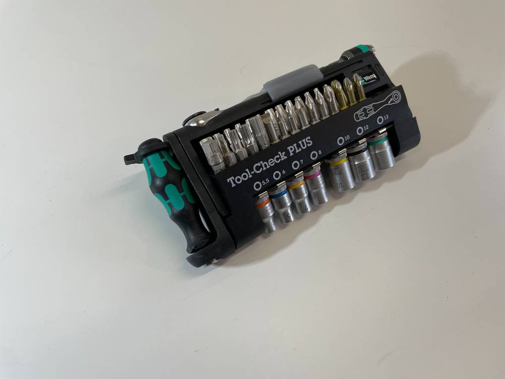 Bitset getestet: Ein Set von schräg seitlich auf einer hellen Oberfläche.