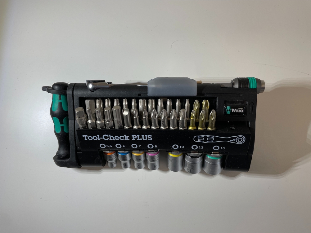 Ein getestetes Bitset von oben auf einer hellen Fläche.