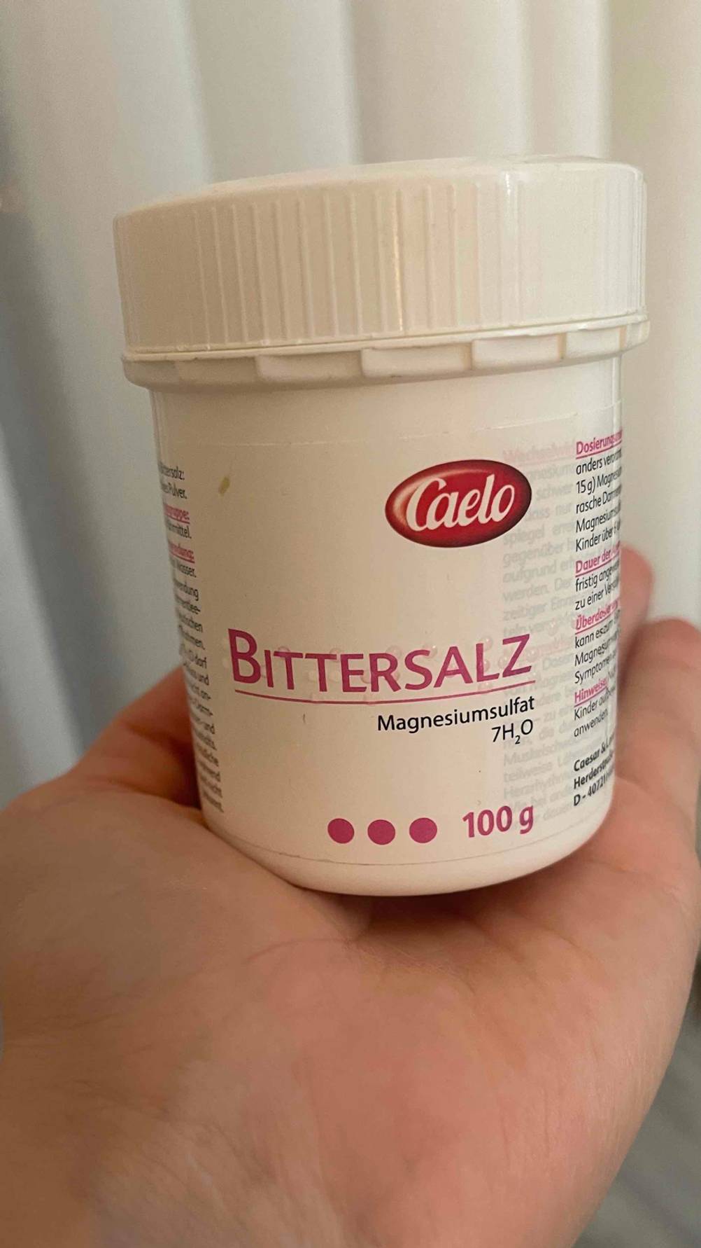 Auf einer Handfläche steht die weiße Schraubdose mit 100 Gramm des Bittersalzes im Test.