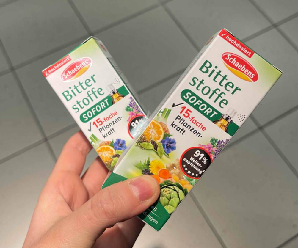 Getestet: Zwei Packungen der getesteten Bitterstoffe-Tropfen in einer Hand.