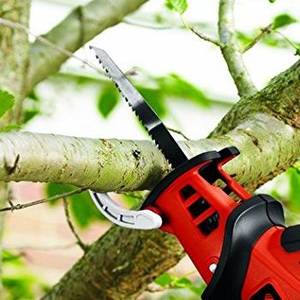 Gartensäge von Black+Decker mit Kralle
