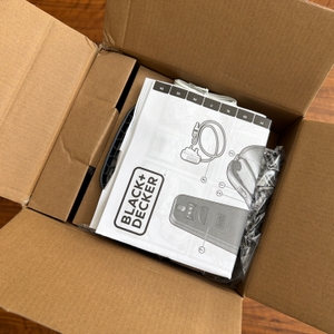 Der geöffnete Karton vom Black+Decker BHHV520BFP von oben