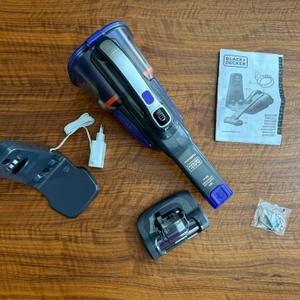 Der Lieferumfang vom Black+Decker BHHV520BFP liegt auf einem Tisch