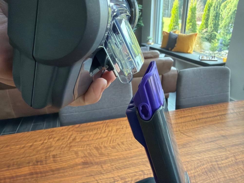 Ein Aufsatz wird an den Black+Decker BHHV520BFP gesteckt