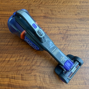 Der Black+Decker BHHV520BFP liegt auf einem Tisch