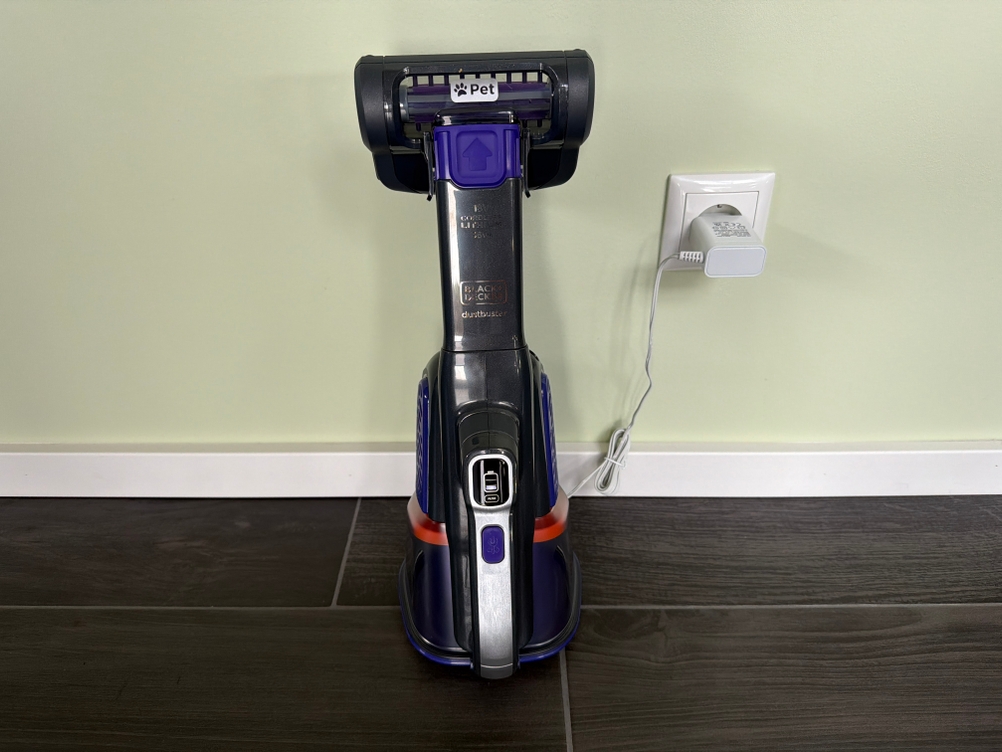 Der Black+Decker BHHV520BFP wird mit einem Kabel geladen