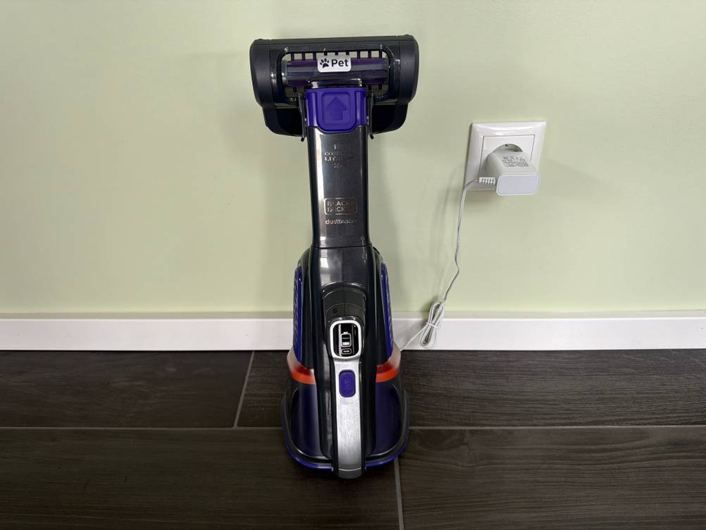 Der Black+Decker BHHV520BFP wird mit einem Kabel geladen