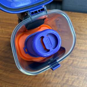 Der Staubbehälter vom Black+Decker BHHV520BFP ist geöffnet