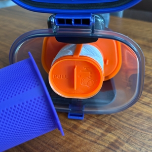 Ein Filter befindet sich im Black+Decker BHHV520BFP