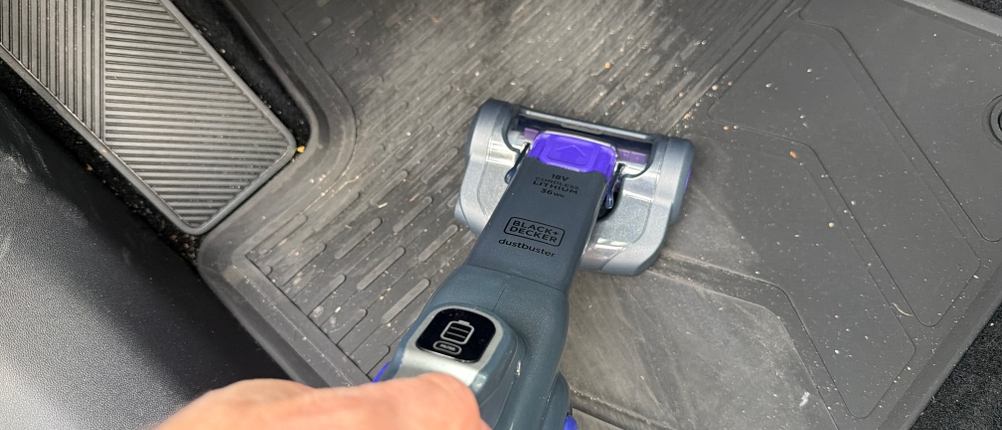 Mit dem Black+Decker BHHV520BFP wird eine Fußmatte gestaubsaugt