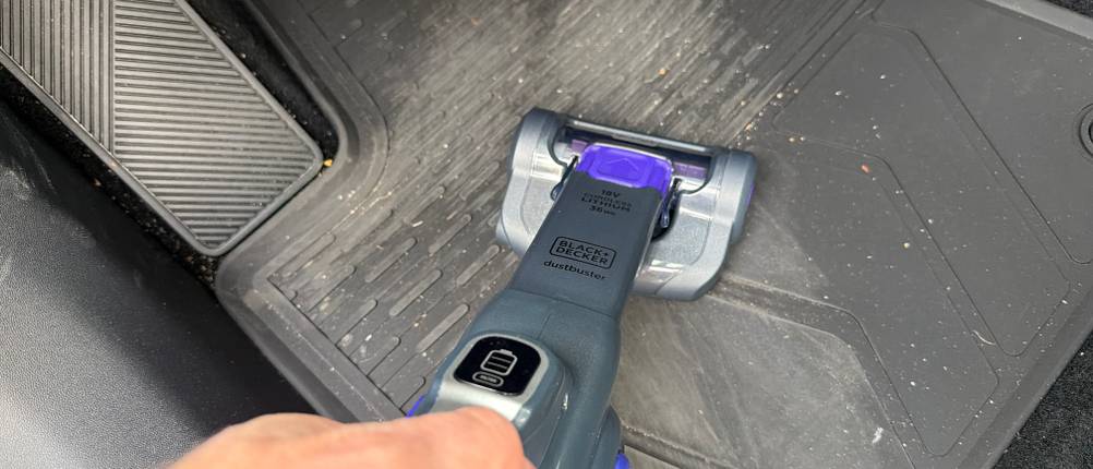 Mit dem Black+Decker BHHV520BFP wird eine Fußmatte gestaubsaugt