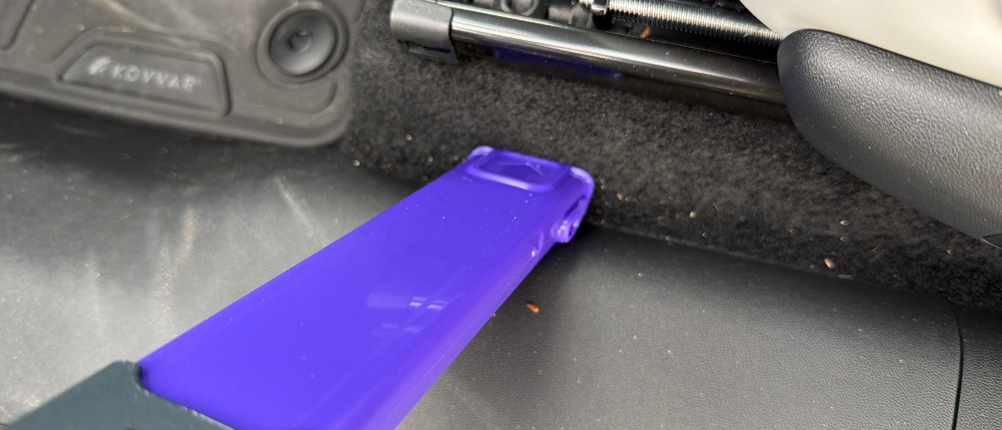 Mit dem Black+Decker BHHV520BFP wird ein Spalt in einem Auto gestaubsaugt