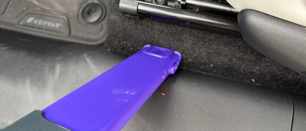 Mit dem Black+Decker BHHV520BFP wird ein Spalt in einem Auto gestaubsaugt