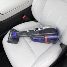 Der Black+Decker BHHV520BFP liegt auf einem Autositz