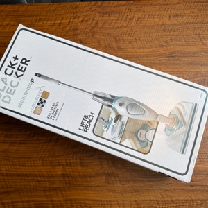 Der Karton vom Black+Decker FSM1616-QS liegt auf einem Tisch