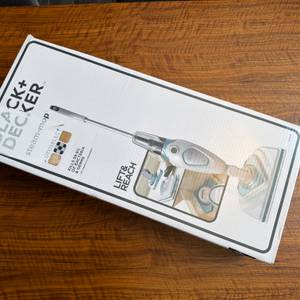 Der Karton vom Black+Decker FSM1616-QS liegt auf einem Tisch