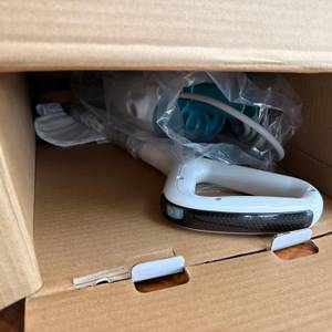 Der geöffnete Karton vom Black+Decker FSM1616-QS