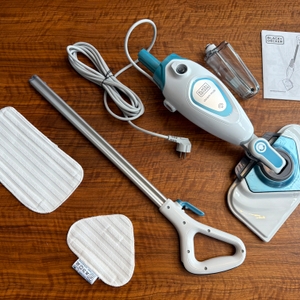 Der Lieferumfang vom Black+Decker FSM1616-QS liegt auf einem Tisch