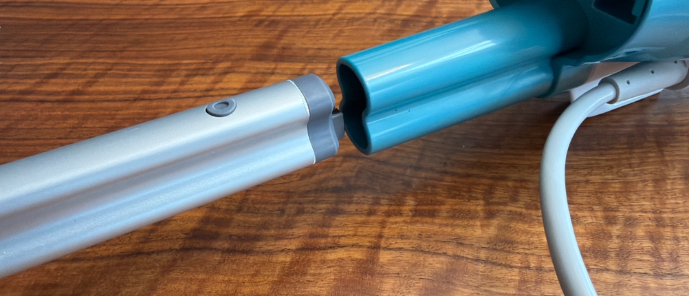 Der Griff wird an den Black+Decker FSM1616-QS gesteckt