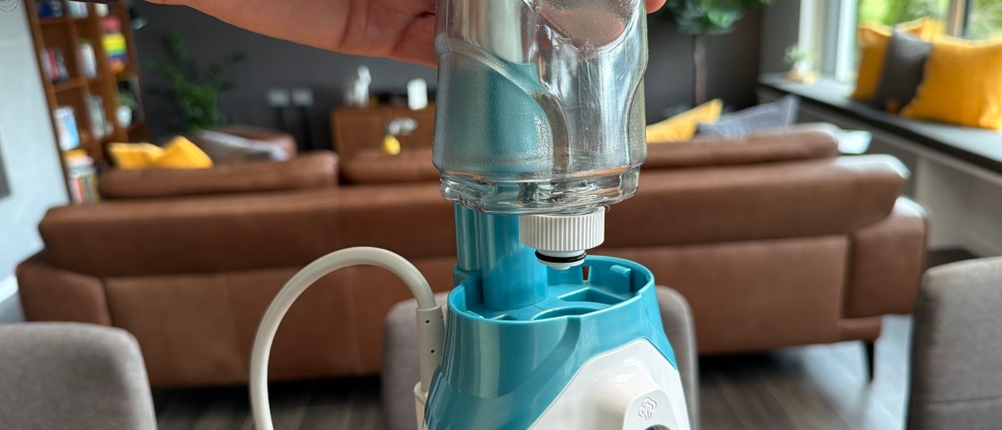 Eine Hand entfernt einen Behälter vom Black+Decker FSM1616-QS