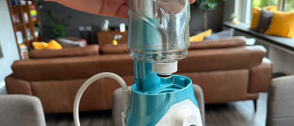 Eine Hand entfernt einen Behälter vom Black+Decker FSM1616-QS