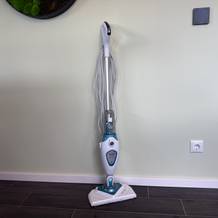 Der Black+Decker FSM1616-QS steht vor einer grünen Wand