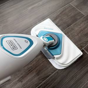 Ein Fliesenboden wird mit dem Black+Decker FSM1616-QS gereinigt
