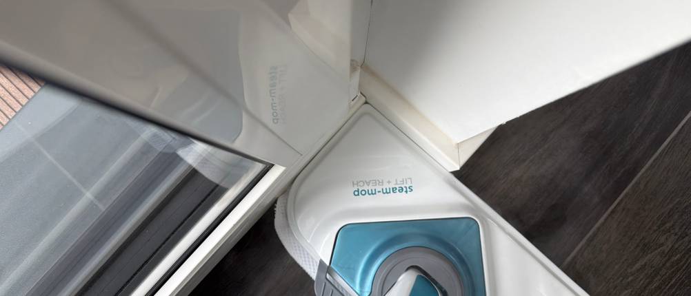 Mit dem großen Aufsatz vom Black+Decker FSM1616-QS wird eine Ecke gereinigt