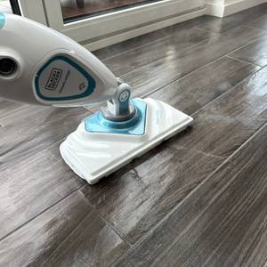 Mit dem Black+Decker FSM1616-QS wird ein Fliesenboden gereinigt