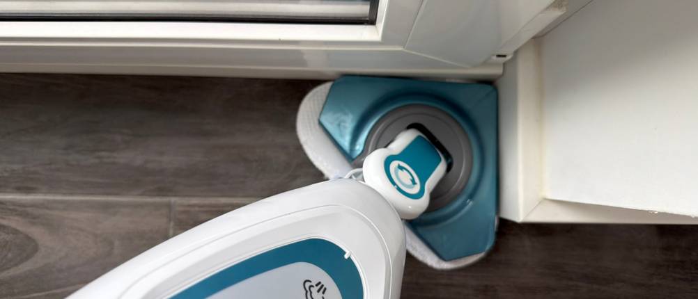 Mit dem Black+Decker FSM1616-QS wird eine Ecke gereinigt