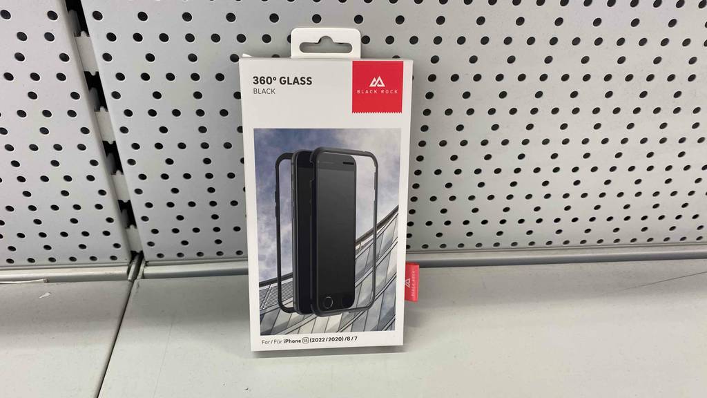 Eine Verpackung Black Rock mit einem 360 Grad iPhone-SE-Panzerglas im Test steht auf einem Verkaufsregal.
