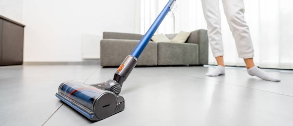 Black-und-Decker-Akku-Staubsauger auf einem hellen Fliesenboden im Test.