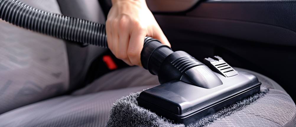Black-und-Decker-Dampfreiniger im Test: Mann reinigt Autositze mit einem Dampfreiniger.