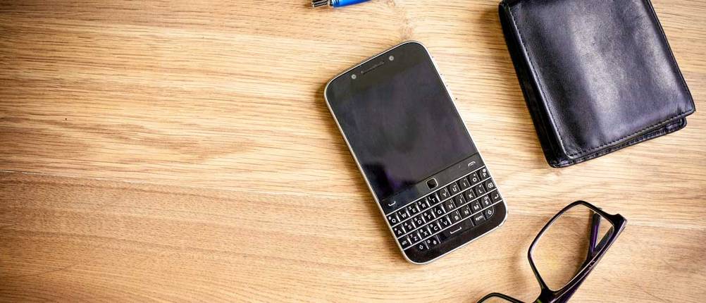 BlackBerry Smartphone auf einem Tisch