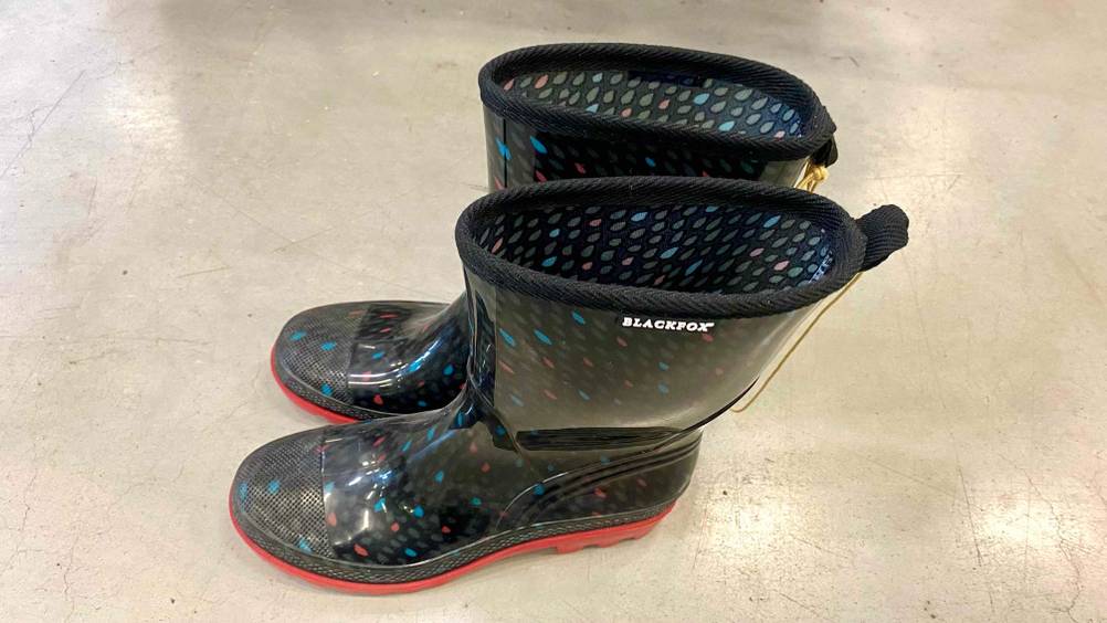 Gummistiefel-Damen-Test: Ein Paar Gummistiefel für Damen von der Seite auf einer grauen Fläche stehend.