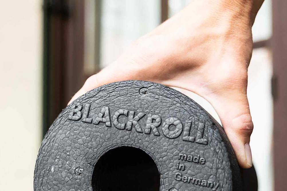 Blackroll getestet: Nahaufnahme einer Hand die eine Blackroll hält.