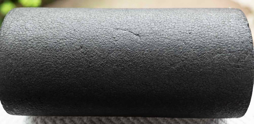Nahaufnahme der Struktur einer Blackroll im Test.