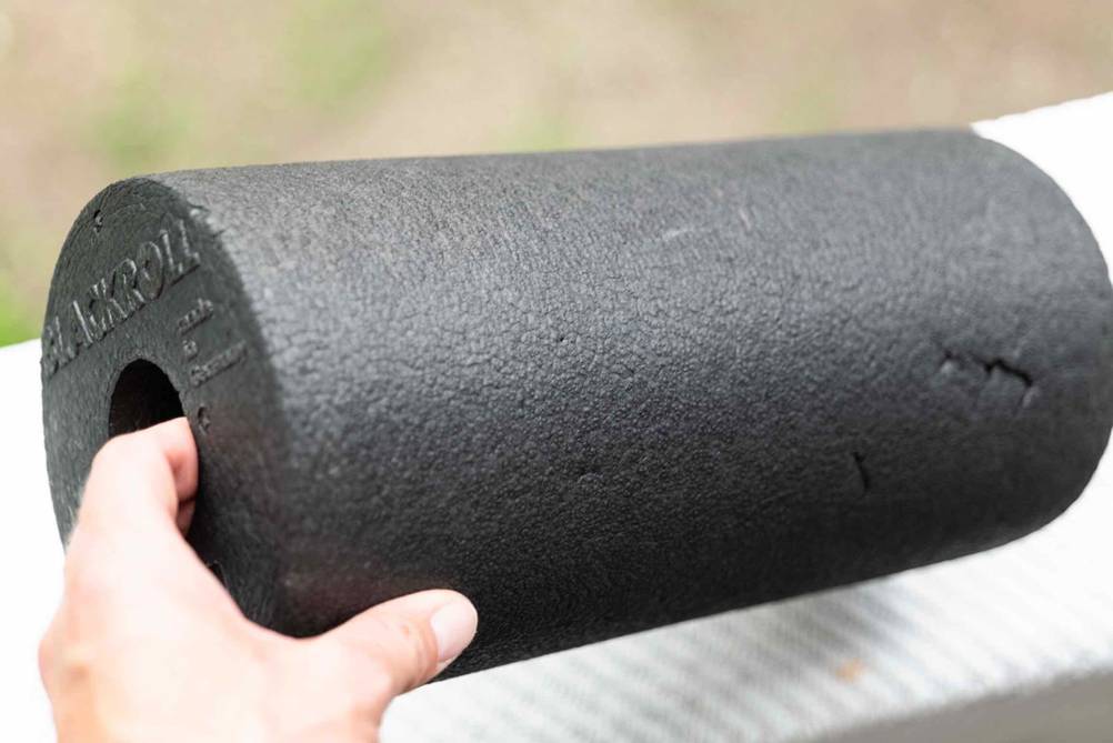 Nahaufnahme des Materials einer getesteten Blackroll die eine Hand nach oben hält.