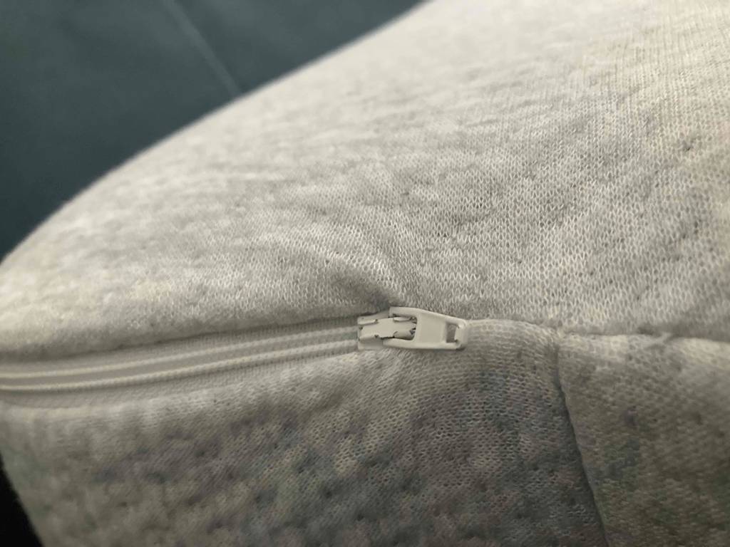 Bauchschläferkissen-Test: Detailansicht des Reißverschlusses und des Materials von einem Kissenbezug.