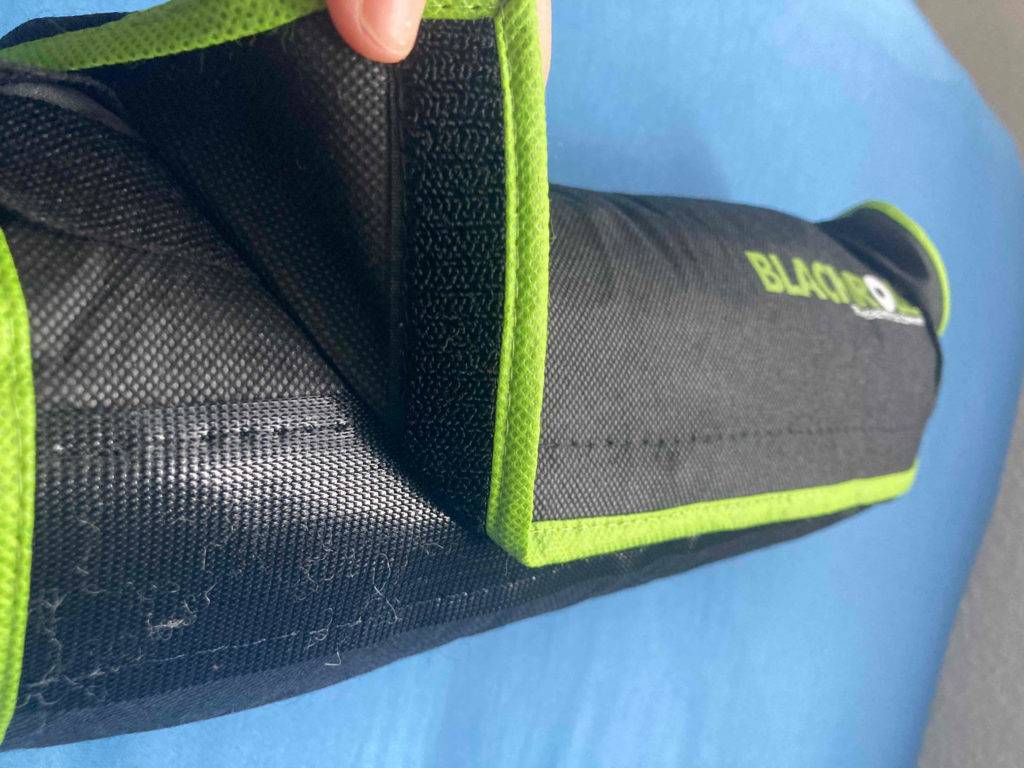 Blackroll Bauchschläferkissen im Test: Nahaufnahme des Klettverschlusses der schwarzen Schutzhülle des Blackroll Kissens.