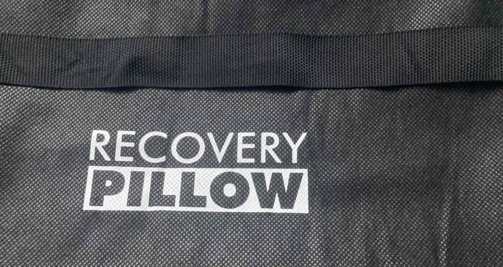 Bauchschläferkissen-Test: Nahaufnahme der schwarzen Schutzhülle des Blackroll Kissens mit dem Schriftzug Recovery Pillow.
