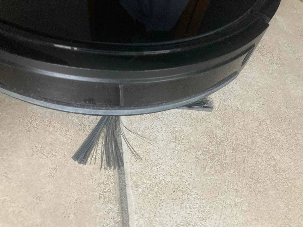 Detailansicht der Reinigungsbürsten, die sich unter dem schwarzen Eufy-Saugrobotor im Test befinden.