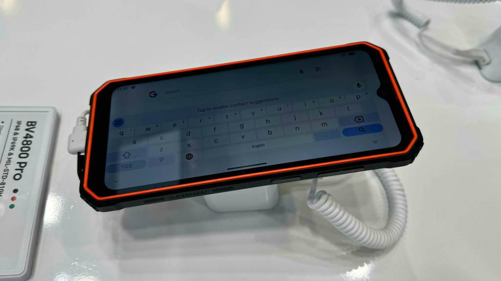 Ein eingeschaltetes Blackview-Handy liegt zum Testen auf einer weißen Fläche.