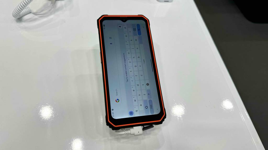 Blick von oben auf ein Blackview-Handy im Test.