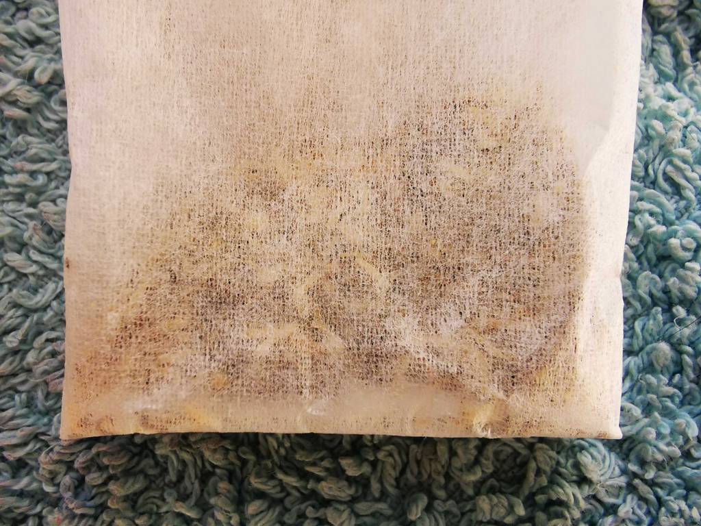 Blasen-und-Nierentee getestet: Detailansicht des Teebeutels mit Inhalt.