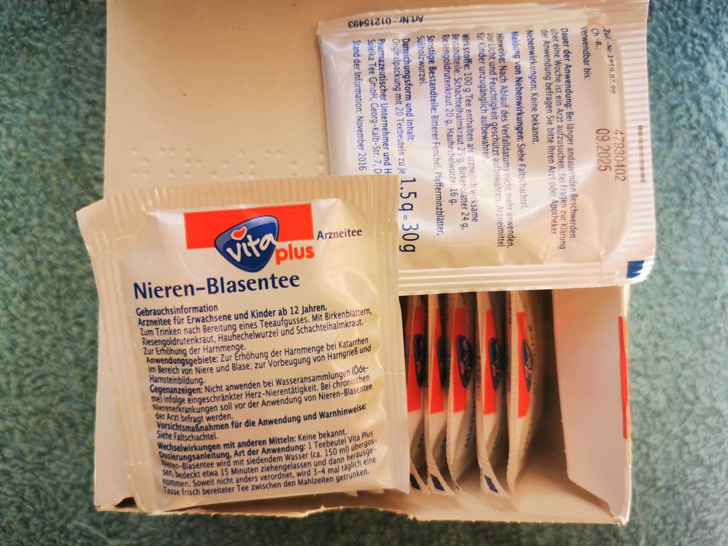 Blasen-und-Nierentee-Test: Zwei einzeln verpackte Teebeutel liegen auf der Kartonbox.