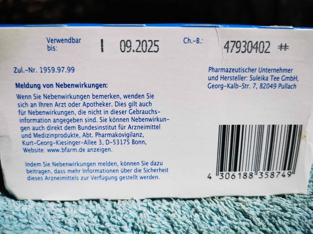 Blasen-und-Nierentee-Test: Auf der Verpackung stehen Hinweise zum Umgang mit Nebenwirkungen.