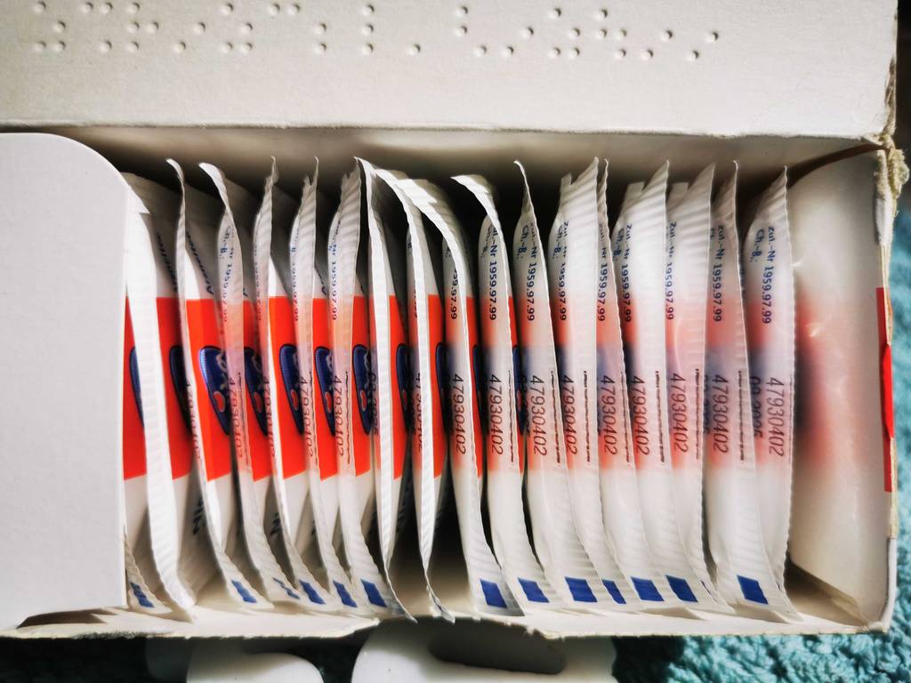 Blick von oben auf die Teebeutel von getestetem Blasen-und-Nierentee in einer Verpackung.
