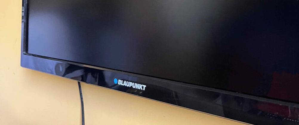 Detailansicht eines Fernsehers an der Wand.