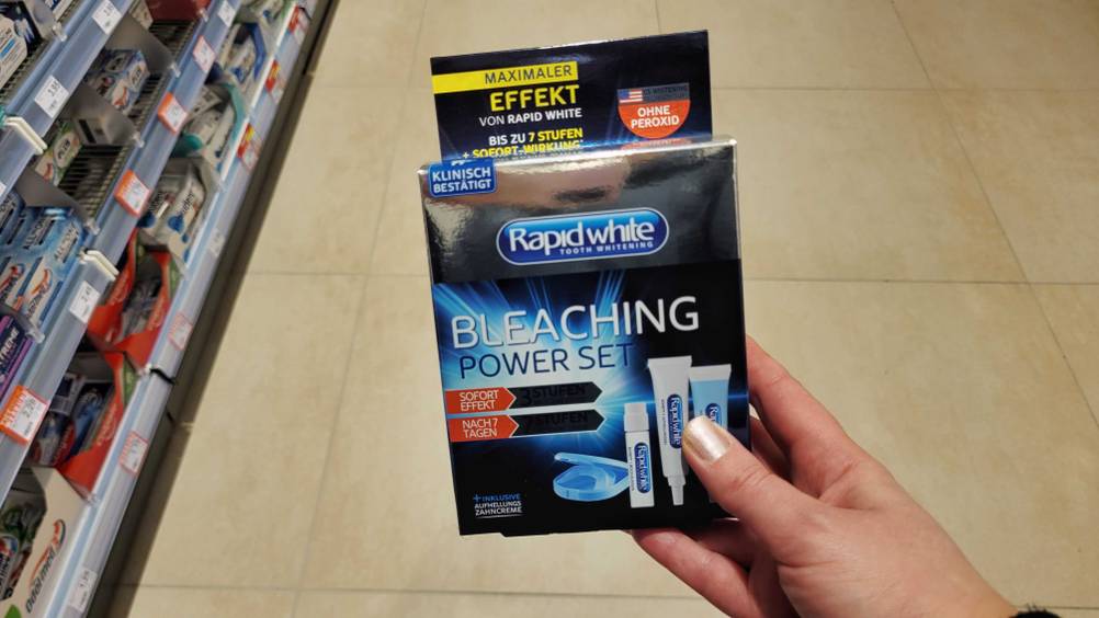 Eine Hand hält eine Packung des Bleaching-Gels im Test.